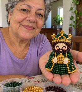 Cena ilustrativa com personagem natalino feito de pérolas